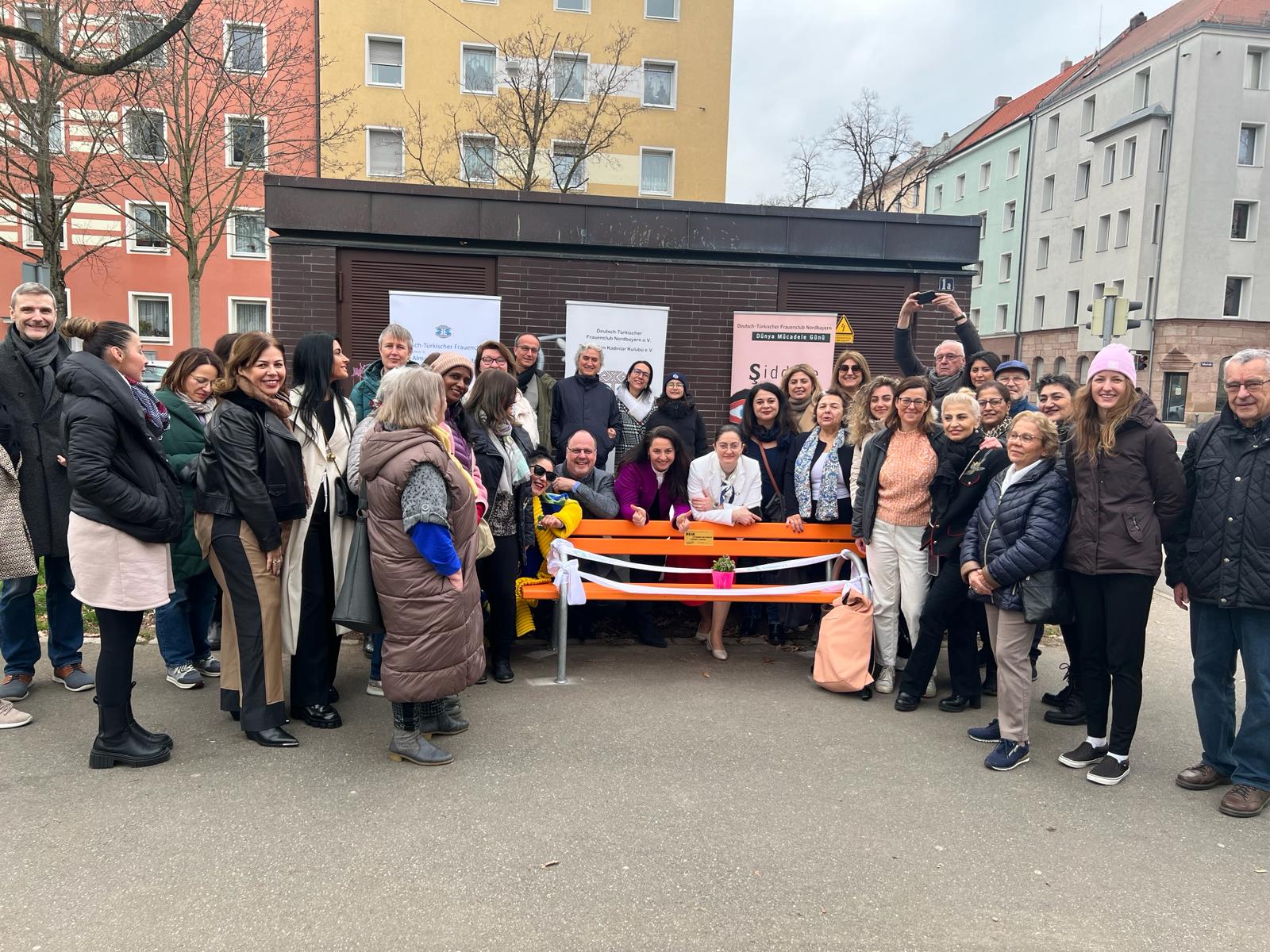 Einweihung der „Orangenen Bank“